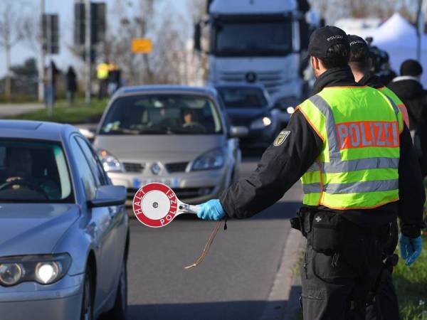 Pihak berkuasa memeriksa kenderaan di sempadan Jerman-Perancis antara Kehl dan Strasbourg selepas Berlin melaksanakan langkah kawalan sempadan bermula semalam. - Foto AFP