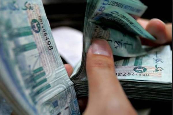  Ringgit meneruskan aliran penurunan semalam untuk dibuka rendah berbanding dolar AS hari ini, berikutan kebimbangan mengenai pandemik Covid-19 yang mengekang minat pedagang untuk mengambil risiko.