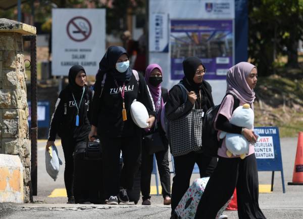 Pelajar-pelajar Universiti Teknologi Mara Cawangan Melaka diarahkan pulang berikutan penutupan semua institusi pendidikan tinggi (IPT) awam dan swasta. -Foto Bernama