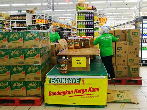 Pekerja Econsave terpaksa menambah stok minyak masak selepas orang ramai melakukan pembelian panik bermula semalam.