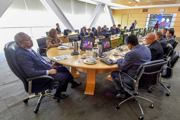 Annuar mendengar taklimat oleh pengurusan kanan Perbadanan Putrajaya semasa mengadakan lawatan ke Perbadanan Putrajaya semalam. Foto Bernama