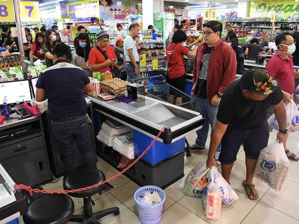 Orang ramai membeli barangan keperluan di Bataras Hypermaket International Technology & Commercial Centre, Penampang (ITCC) di sini hari ini. - Foto Bernama