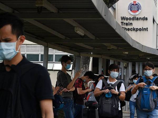 Singapura menyediakan pilihan kepada syarikat untuk memberikan penginapan sementara kepada rakyat Malaysia yang bekerja di negara itu. - Foto AFP