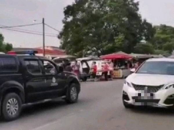 Video yang tular menunjukkan kira-kira 30 peniaga dilihat seolah tidak menghiraukan perintah sehingga Majlis Perbandaran Kuala Langat(MPKL) terpaksa melaksanakan kaedah arahan secara lisan menggunakan pembesar suara bagi mengarahkan peniaga menutup gerai mereka.