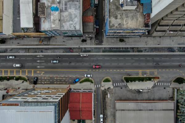 Pemandangan udara di sekitar jalan-jalan utama di pusat bandar Kuala Lumpur yang kebiasaannya sesak pada hari bekerja biasa kini bertukar lengang selain pergerakan kenderaan juga menjadi sangat lancar ketika tinjauan Foto Bernama hari ini. -Foto Bernama