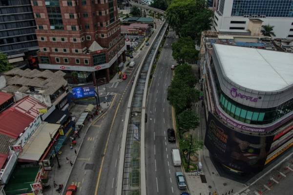 Pemandangan udara di sekitar jalan-jalan utama di pusat bandar Kuala Lumpur yang kebiasaannya sesak pada hari bekerja biasa kini bertukar lengang selain pergerakan kenderaan juga menjadi sangat lancar ketika tinjauan fotoBernama hari ini. -Foto Bernama