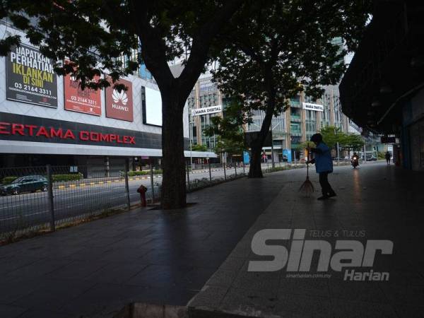 Tinjauan Sinar Harian mendapati hanya premis seperti restoran, pasar raya yang menyediakan keperluan asas, hotel, pengurup wang dan kedai serbaneka dibuka. -Foto Sinar Harian SHARIFUDIN ABDUL RAHIM