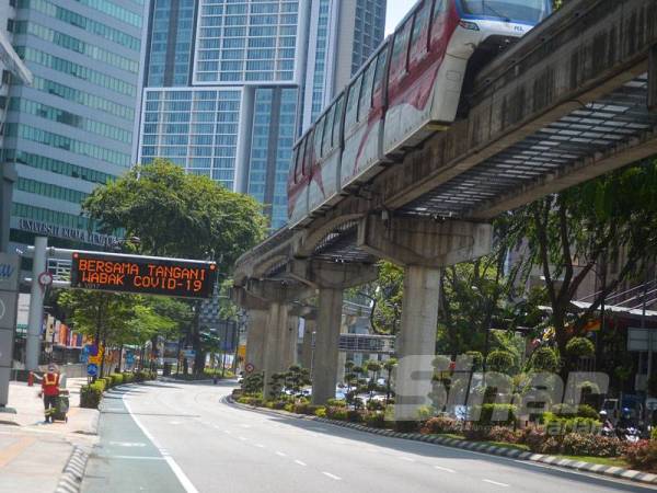 Tinjauan Sinar Harian mendapati hanya premis seperti restoran, pasar raya yang menyediakan keperluan asas, hotel, pengurup wang dan kedai serbaneka dibuka. -Foto Sinar Harian SHARIFUDIN ABDUL RAHIM