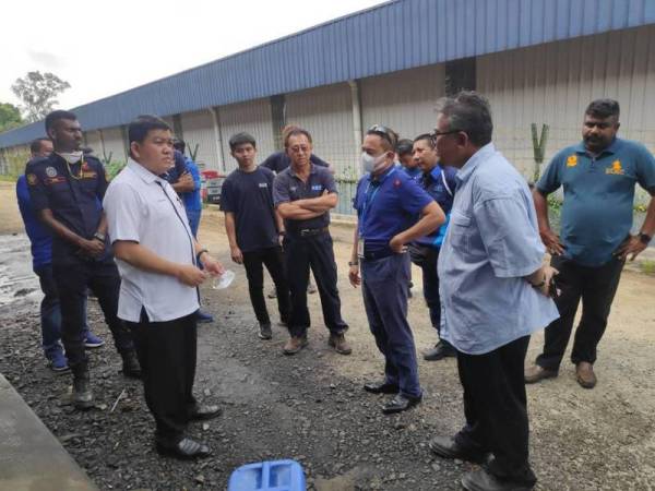 Loy Sian (dua kiri) berbincang sesuatu sewaktu turun padang ketika tinjauan di premis berkenaan. Foto: Ihsan LUAS
