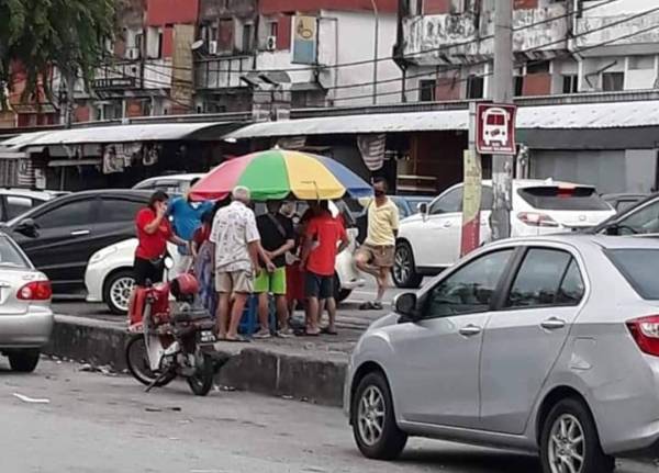 Bryan Lai memuatnaik gambar di Facebook menunjukkan masih ada peniaga yang menjalankan perniagaan di sekitar kawasan Dun Teratai.