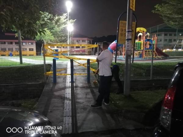 Penguatkuasa MPAJ menutup dua dataran rekreasi bagi sebarang aktiviti.