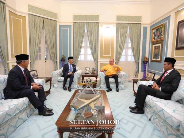 Hasni (kiri), Muhyiddin (dua dari kiri) dan Azmi (kanan) menghadap Sultan Ibrahim sebelum memberikan penerangan mengenai perkembangan semasa Covid-19 di Istana Pasir Pelangi, Johor Bahru hari ini. -Foto: Royal Press Johor (RPO)