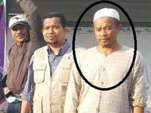 Ahmad Tarmizi (tengah) bersama Ustaz Husaini (dalam bulatan) ketika menjayakan program ibadah qurban di Vietnam dua tahun lalu.