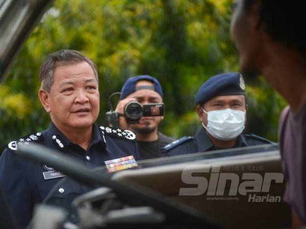 Abdul Hamid meninjau sekatan jalan raya Ops Covid19 di Kampung Pandan Pudu hari ini. - FOTO SHARIFUDIN ABDUL RAHIM