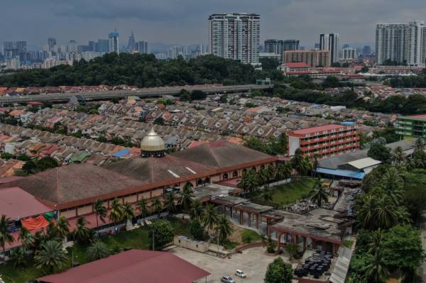 Pemandangan udara di sekitar Masjid Sri Petaling yang kelihatan lengang ketika tinjauan Foto Bernama hari ini. -Foto Bernama