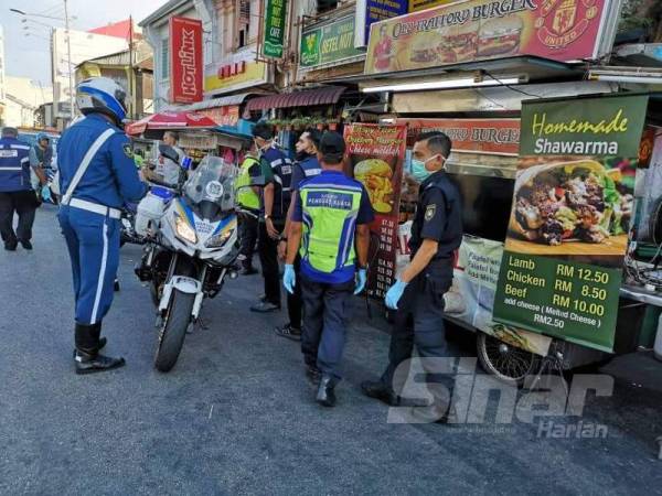 Skuad Khas Covid-19 MBPP sedang membuat rondaan bagi memantau semua pihak mematuhi Perintah Kawalan Keselamatan sekitar bahagian pulau. - Foto MBPP