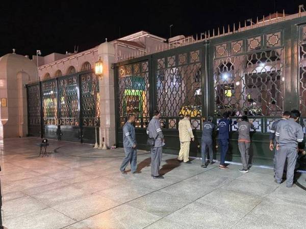 
Petugas Alharamain sedang menutup pintu pagar Masjid Nabawi. Foto Sumber Internet