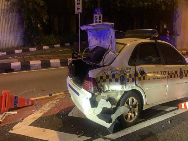 
Kenderaan polis yang rosak dirempuh sebuah lori di Jalan Syed Putra, Kuala Lumpur tengah malam tadi.