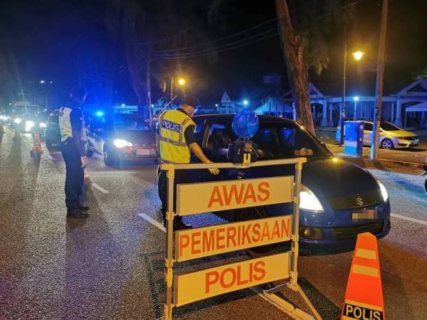 Kelihatan masih banyak kenderaan di atas jalan raya semasa sekatan jalan raya hari kedua kuatkuasa Perintah Kawalan Pergerakan di Plaza Padang Negara, Jalan Batu Buruk, di sini, semalam.