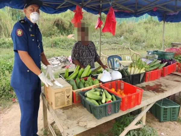 Anggota penguatkuasa MDKS membuat pemeriksaan pada hari kedua pelaksanaan Perintah Kawalan Pergerakan, semalam.