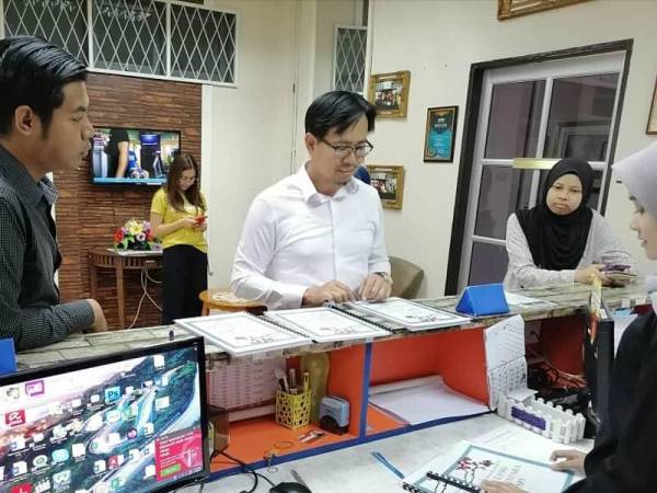 Profesor Madya Dr Hendrik membuat tinjauan sekitar Inapan Siswa (Inasis) ketika pelaksanaan Perintah Kawalan Pergerakan bermula dua hari lalu. - Foto Ihsan UUM