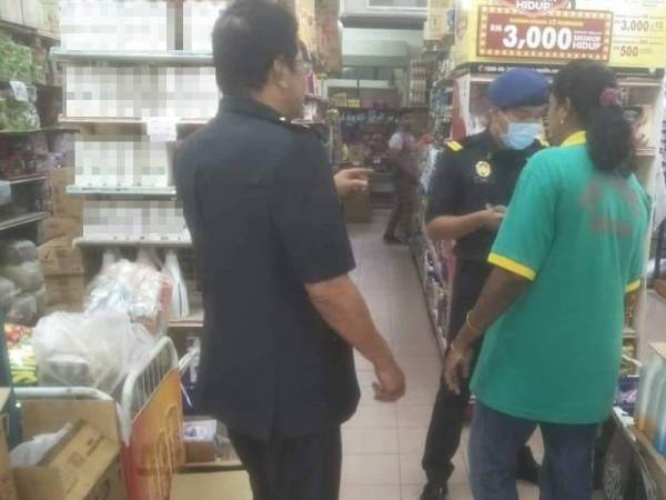 Anggota KPDNHEP membuat pemeriksaan bekalan makanan di sebuah pasar raya di sini.