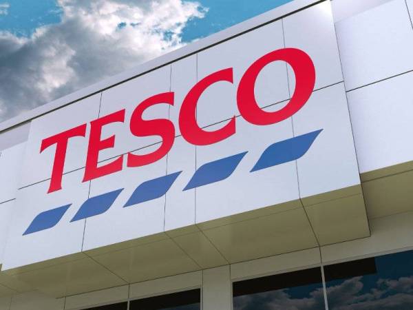 Tesco memberi jaminan kepada pelanggan bahawa cawangan pasar raya itu bebas daripada kes Covid-19. - Foto 123RF