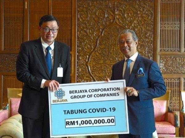 Perdana Menteri, Tan Sri Muhyiddin Yassin menerima sumbangan RM2 juta daripada Berjaya Group of Companies dan I Berhad untuk tabung Covid-19.