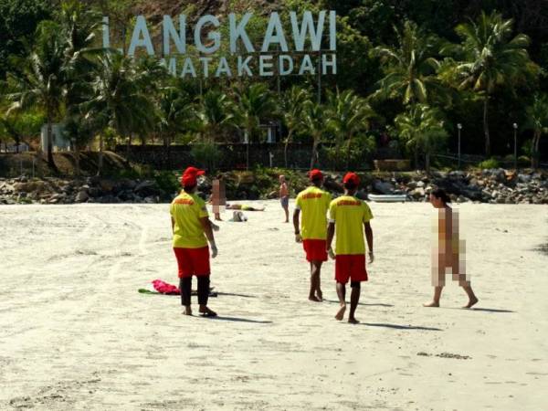 Anggota Penyelamat Pantai APM Daerah Langkawi melakukan pemantauan bagi memastikan pelancong mematuhi Perintah Kawalan Pergerakan bagi mencegah penularan Covid-19 ketika tinjauan di Pantai Chenang hari ini. - Foto Bernama