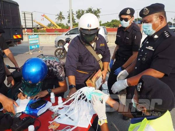 
Sepasukan pegawai dan anggota dari Ibu Pejabat Polis Daerah Klang Utara melaksanakan operasi dalam tempoh Perintah Kawalan Pergerakan.