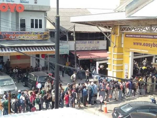 Ratusan warganegara Indonesia menyerbu TFAK di pekan Kukup, Pontian, Johor, hari ini untuk pulang ke kampung halaman masing-masing berikutan bimbang dengan ancaman dan penularan wabak Covid-19.