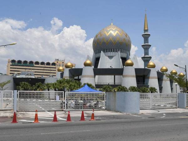 Pintu utama Masjid Negeri Sabah ditutup berikutan Perintah Kawalan Pergerakan yang diumumkan oleh Perdana Menteri Tan Sri Muhyiddin Yassin bagi mencegah penularan Covid-19. -Foto Bernama