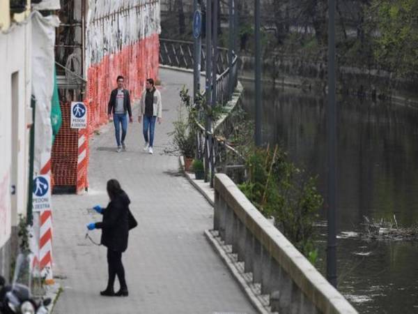 Terdapat segelintir penduduk yang melanggar perintah lockdown dikenakan di seluruh Itali bagi membendung penularan Covid-19. - Foto Agensi