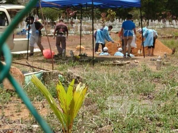 
Urusan pengebumian jenazah mangsa sedang dilakukan oleh beberapa orang yang dibenarkan masuk ke tanah perkuburan itu.