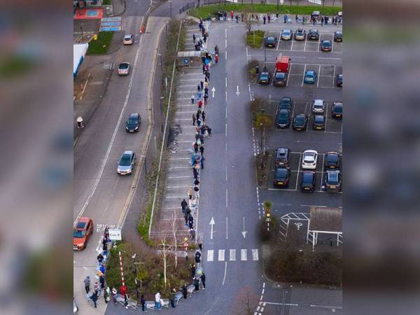 Orang ramai mula beratur panjang seawal jam 6 pagi bagi membuat pembelian panik di sebuah pasar raya di London. - Foto Agensi