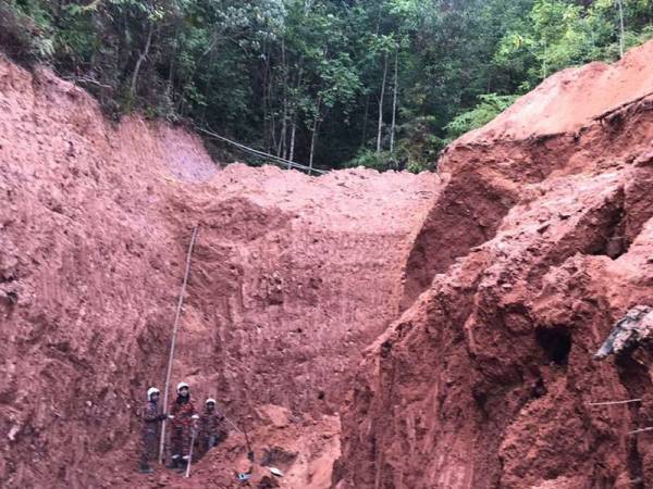 Dua individu dikhuatiri tertimbus dalam kejadian tanah runtuh di tapak projek perumahan di kaki Gunung Jerai, Gurun petang tadi.