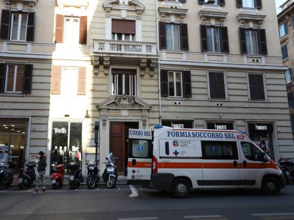 Kelihatan ambulans di luar sebuah bangunan yang menunggu pesakit di Rom, Itali. - Foto Xinhua