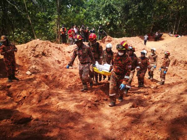 Tanah runtuh: Mayat mangsa pertama tertimbus dikeluarkan