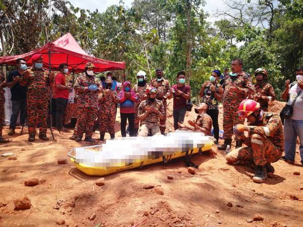 Bacaan doa dan tahlil ringkas sebaik sahaja operasi tamat dan kedua-dua mangsa ditemui.