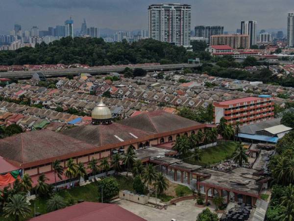 Pemandangan udara di sekitar Masjid Sri Petaling yang kelihatan lengang. -Foto Bernama