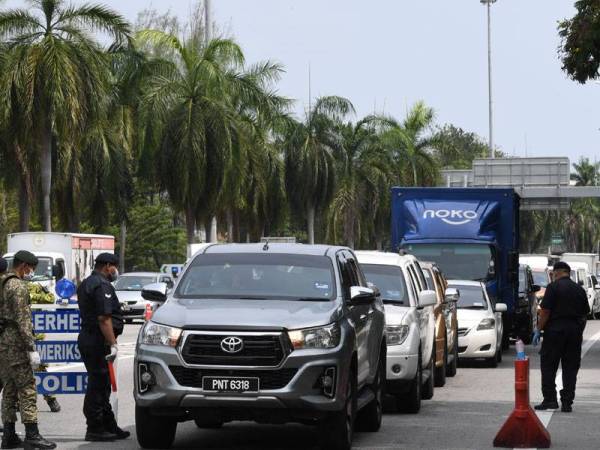 Anggota Polis, Tentera dan Rela membuat pemeriksaan di Lebuhraya Tun Dr Lim Chong Eu berikutan tempoh Perintah Kawalan Pergerakan yang bermula 18 Mac hingga 31 Mac ini. Foto Bernama