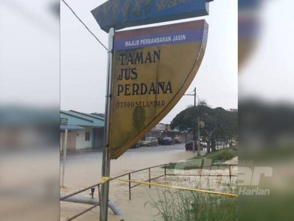 Hujan lebat menyebabkam lebih 40 rumah di Taman Jus Perdana dinaiki banjir kilat sejak jam 5.30 petang tadi.