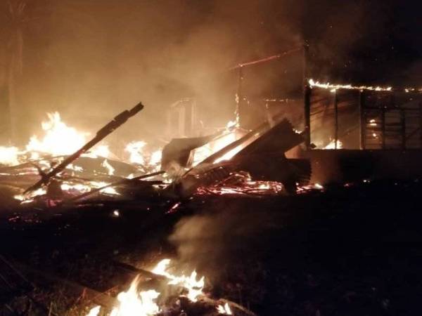 Keadaan rumah yang mengorbankan tiga beranak dalam kebakaran di Kampung Sungai Relong, awal pagi tadi.