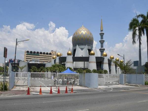 Masjid Negeri Sabah yang ditutup kepada orang ramai untuk menunaikan solat Jumaat, Jumaat lepas. Foto: Bernama