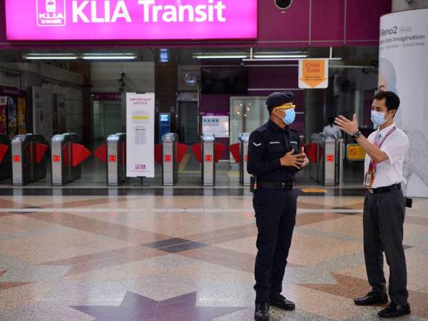 Pintu masuk KLIA Transit yang ditutup sepenuhnya di Stesen KL Sentral susulan Perintah Kawalan Pergerakan. -Foto Bernama