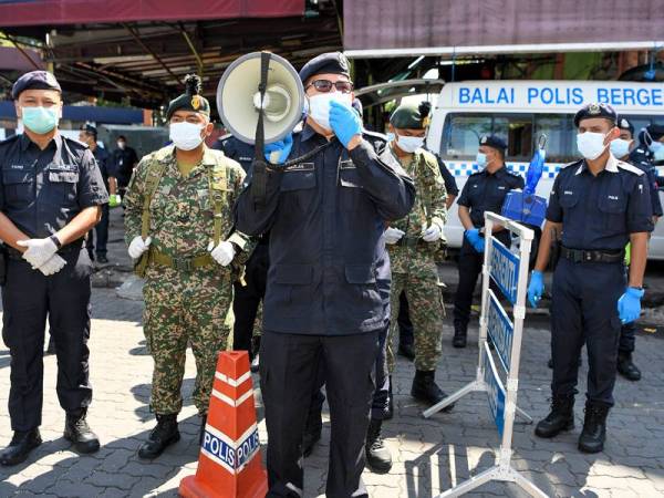 Ketua Polis Kuala Lumpur Datuk Seri Mazlan Lazim (tengah) membuat Pengumuman Perintah Kawalan Pergerakan di sekitar Pasar Borong Kuala Lumpur hari ini. - Foto Bernama