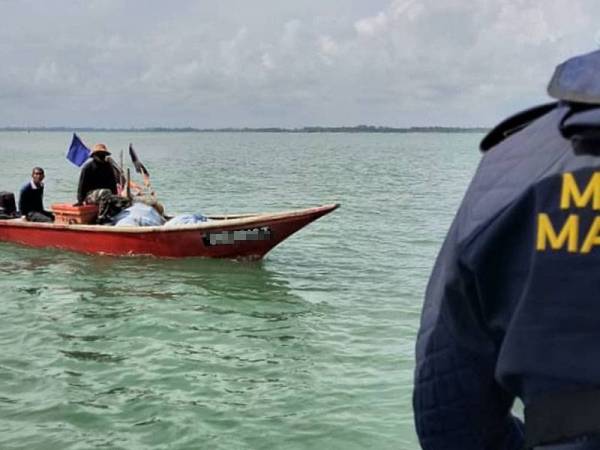 Nelayan yang terjatuh ke dalam laut sebelum ditemukan terapung-apung berpaut pada tin biskut berjaya diselamatkan kira-kira tiga batu nautika timur di perairan Tanjung Sedili, Kota Tinggi, Johor semalam.