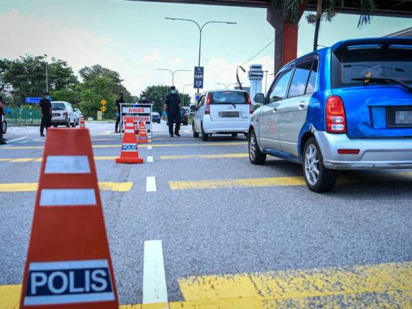 Anggota Polis giat menjalankan sekatan jalanraya ketika tinjauan berkenaan Perintah Kawalan Pergerakan (PKP) yang masuk hari ketujuh. -Foto Bernama