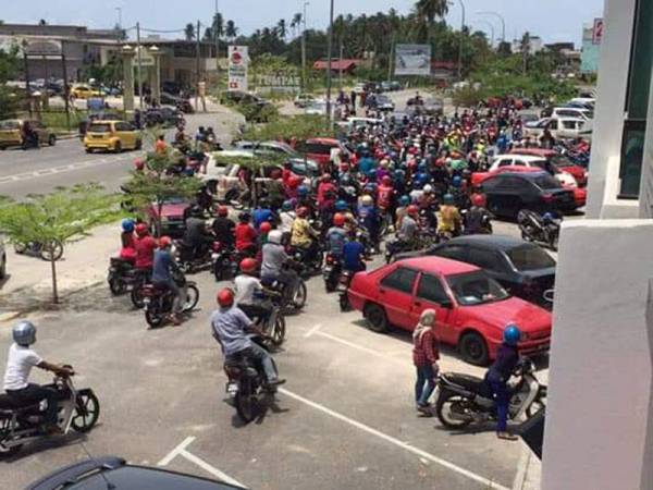 Orang ramai yang berkumpul bagi mendapatkan bantuan makanan yang diagihkan oleh pemilik sebuah kedai kosmetik di Bandar Baharu Tumpat.