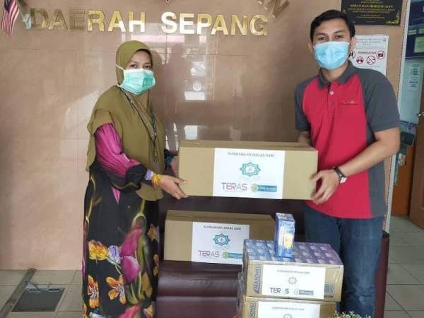 Wakil MAIS menyerahkan sumbangan berupa pek makanan kering kepada PKD Sepang.